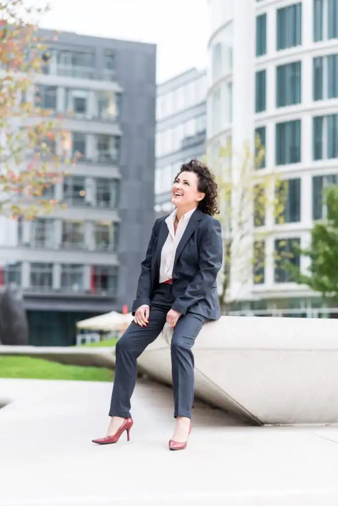 Business-Foto einer Frau in der Hafencity in Hamburg.