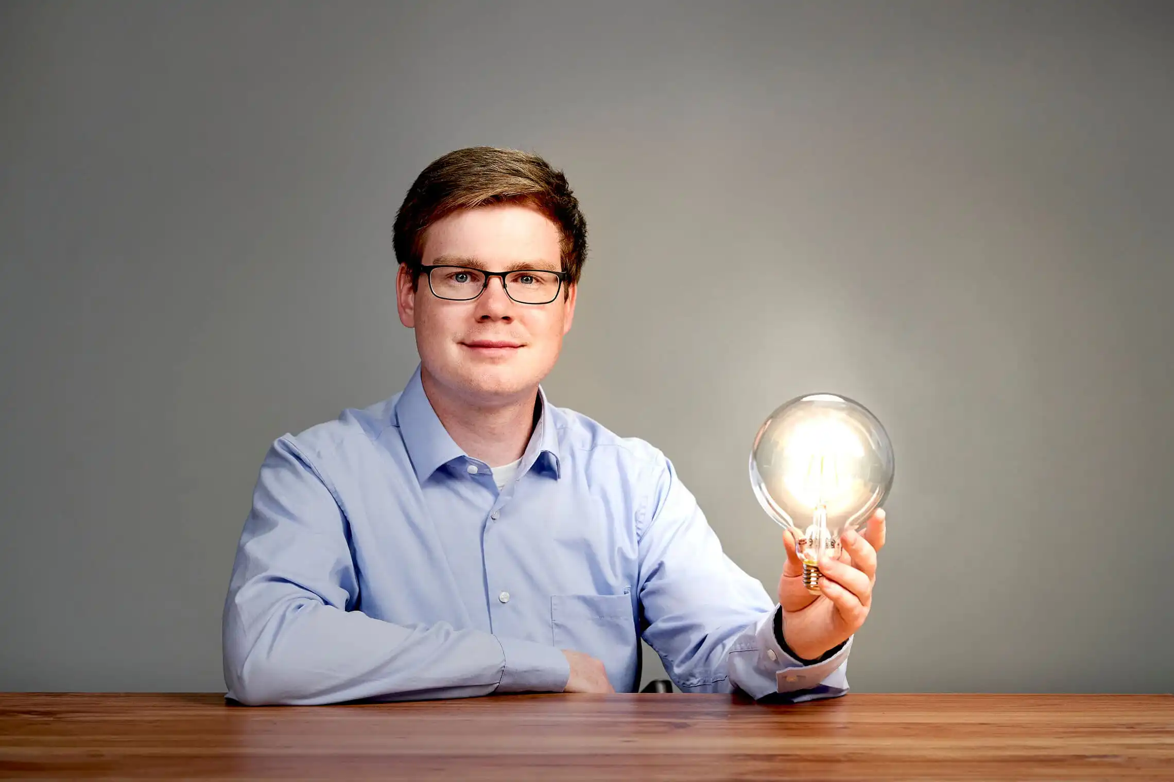 Personal Branding Foto eines Selbstständigen mit einer Kühlbirne in der Hand in Hamburg.