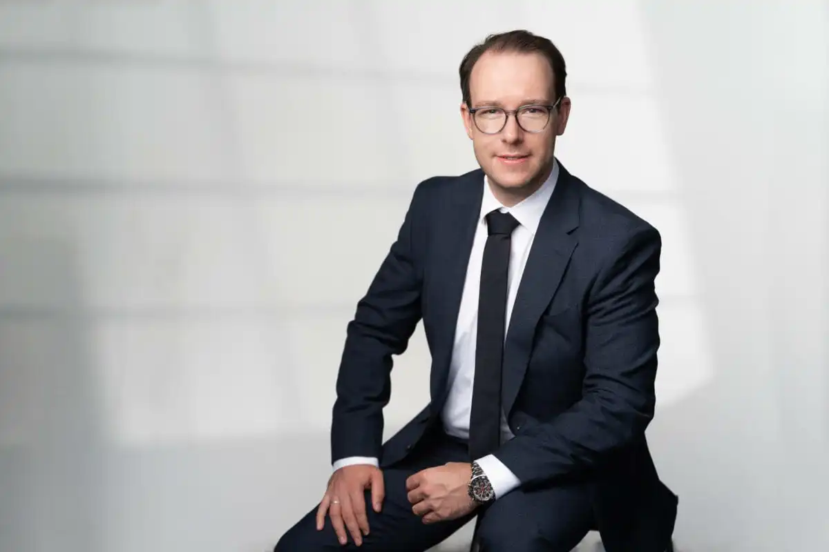 Businessfoto eines Mannes in einem Fotostudio.