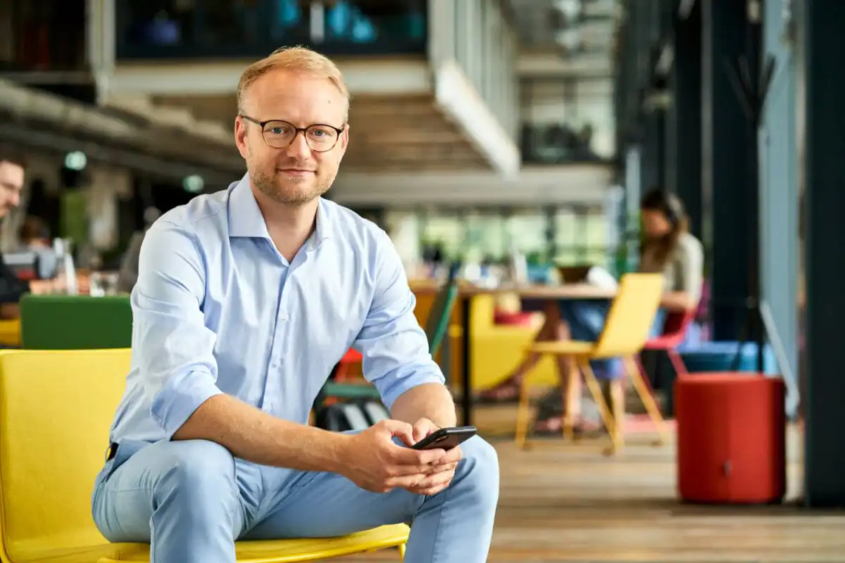 Ein Businessportrait eines Mannes in einem Coworking Space in Hamburg.