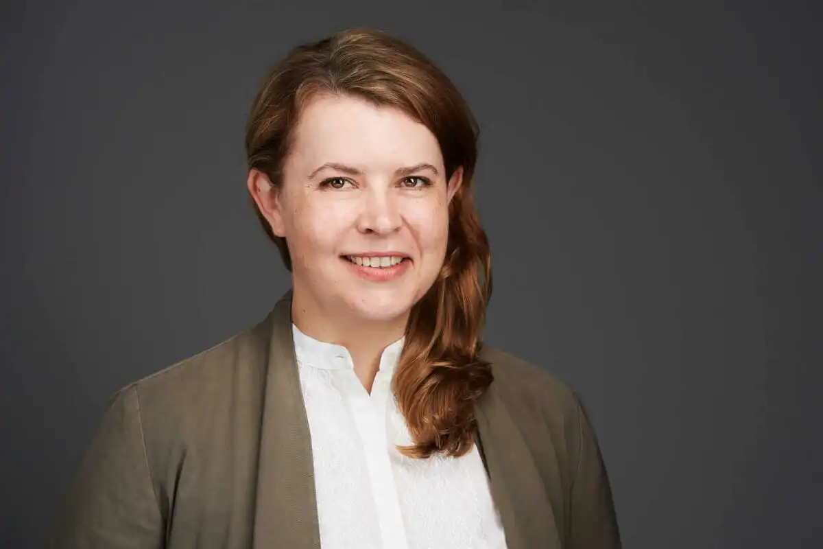 Headshot einer Frau in einem Fotostudio in Hamburg.